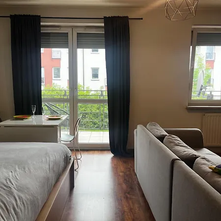Lägenhet Cozy With Balcony & Parking