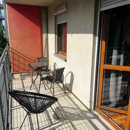 Cozy With Balcony & Parking Apartmán